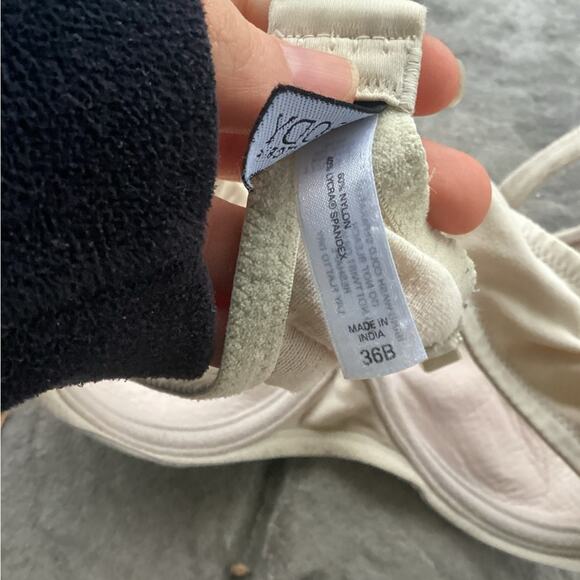 Women tan sVictoria secret 36B - Picture 3 of 3